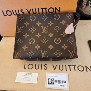 ❗️SOLD❗️ Louis Vuitton Toiletry 19 monogram pouch